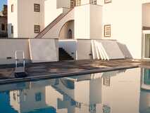 Jugenherberge Santa Maria auf der Insel Santa Maria - Moderne Unterkunft mit Pool und Sonnenschein, ideal für junge Reisende und Aktivurlaub.