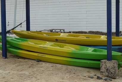 Mehrere bunte Kajaks liegen am Strand der Kapverden – Wassersportangebot neben dem klassischen Surfen.