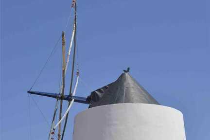 Windmühle in Odeseixe an der Westalgarve in weiß und blau. Wahrzeichen der Stadt und eines von vielen Algarve Geheimtipps