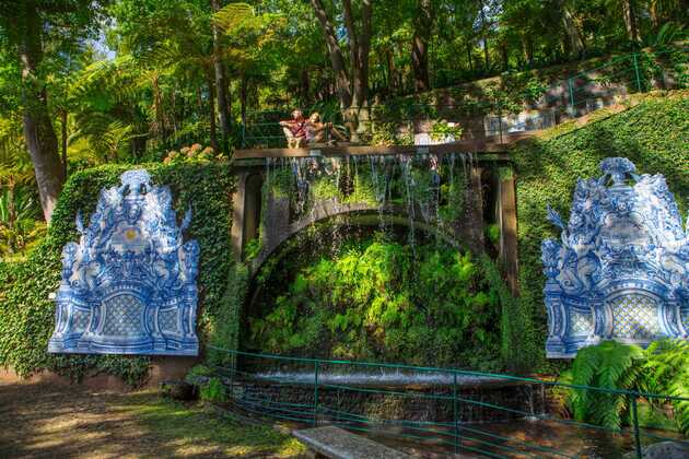 Menschen erholen sich an kleinem angelegten Wasserfall auf Madeira