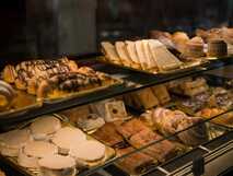 Pension Horta Garden - Vielfältige Auswahl an frisch gebackenen, köstlichen Gebäckstücken in eleganter Vitrine.