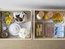 Aqua Populo Eco Village auf Sao Miguel – liebevoll angerichtetes Frühstückstablett mit frischen Früchten, Aufschnitt, Käse und Getränken für einen genussvollen Start in den Tag.