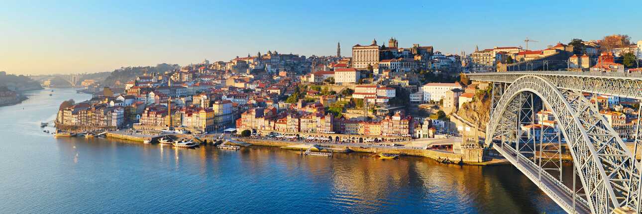 Blick auf Porto und die Brücke Ponte Dom Luis, einer der Sehenswürdigkeiten Portos