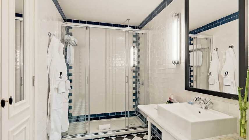 Portugal-lissabon-h10-duque-de-loule-hotel-zimmer-bad