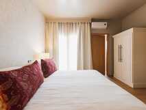 Quinta da Abelheira, komfortables Schlafzimmer mit modernem Design und gemütlicher Atmosphäre auf Sao Miguel, ideal für erholsame Urlaubstage bei picotours.