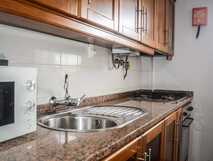 Quinta dos Frutos auf Graciosa, moderne Küche mit Mikrowelle und Herd.