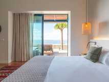 Sensi Azores Nature & Spa auf Sao Miguel, helles Zimmer mit großem Bett, Meerblick und direktem Zugang zur Terrasse – perfekte Wohlfühloase bei picotours.