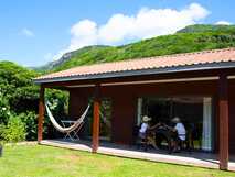 Sitio da Assumada – Gemütliche Unterkunft mit Terrasse und Hängematte vor grüner Bergkulisse der Insel Flores.