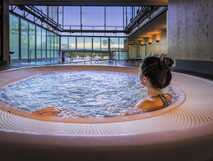 The Lince Hotel auf Sao Miguel, entspannender Whirlpoolbereich mit Panoramablick und modernem Ambiente für erholsame Urlaubsmomente.