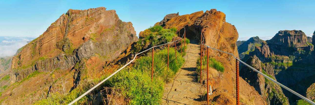 Schmaler Wanderpfad am Pico Ruivo mit Blick auf die umliegende Berglandschaft Madeiras
