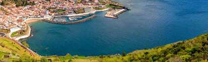 Panoramablick vom Monte Brasil auf die UNESCO-Welterbestadt Angra do Heroísmo, den Yachthafen und die Küste der Azoreninsel Terceira.