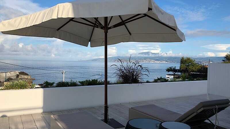 Ausblick mit Sonnenschirm