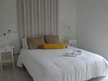 Casa da Cisaltina auf Sao Miguel, gemütliches und helles Schlafzimmer mit modernem, minimalistischem Design für erholsame Nächte.