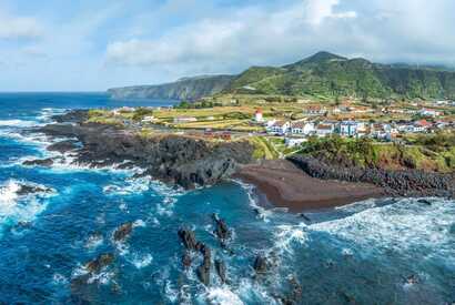 Blick auf die Küste, Naturpools und Mosteiros (Azoren) auf Ponta Delgada