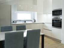 Aparthotel Horta Bay, moderne und helle Küche mit hochwertiger Ausstattung für einen komfortablen Aufenthalt.