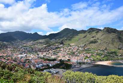 Blick auf Machico Madeira mit Sandstrand und grünen Bergen