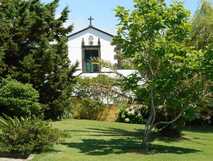 Quinta dos Curubas auf Sao Miguel, idyllischer Garten mit tropischen Pflanzen und historischer Kapelle – perfekte Ruheoase für Naturliebhaber.