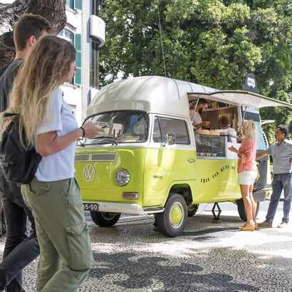 Kreativer Foodtruck in der Altstadt von Funchal: Grüner VW-Bus mit kulinarischem Angebot