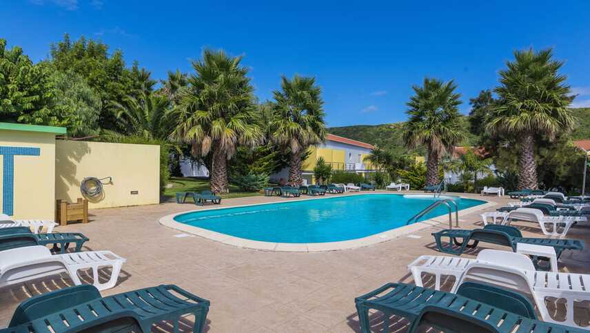 Hotel-teresinha-sonniger-poolbereich-mit-palmen-und-liegen