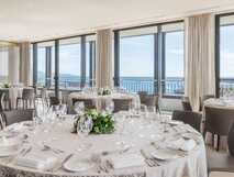 Acores Atlantico Grand Hotel – Eleganter Bankettsaal mit gedeckten Tischen und Meerblick auf Sao Miguel, perfekt für exklusive Veranstaltungen bei Picotours.