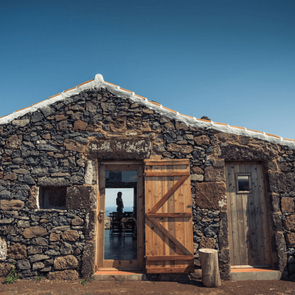 Ilha-a-pe-huetten-steinhaus-panoramablick-auf-den-atlantik