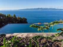 Lava Homes auf Pico, atemberaubender Infinity-Pool mit spektakulärem Meerblick – Entspannung pur bei picotours.