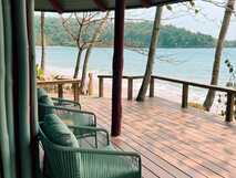 Bom Bom Resort Principe – entspannte Lounge mit Meerblick und tropischem Inselambiente im Beach Front Bungalow