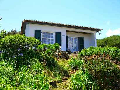 Quinta Altamira auf Sao Miguel, idyllisches Ferienhaus umgeben von üppiger, grüner Natur – perfekte Ruheoase bei picotours.