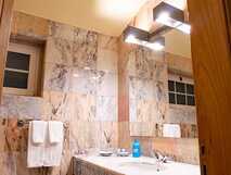 Residencial Aquamarina auf Flores - Badezimmer mit elegantem Marmordesign und modernen Details.