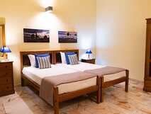 gemütliches Zwei-Bett-Zimmer in der Residencial Aquamarina Flores mit maritimem Flair.