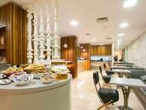 Hotel Ponta Delgada auf Sao Miguel, eleganter Frühstücksraum mit gemütlicher Atmosphäre und reichhaltigem Buffet.