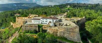 Luftaufnahme der imposanten Burganlage in Sao Felipe Setubal