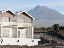 Die Vila Barca auf Pico mit modernem Design und spektakulärem Blick auf den Vulkan Pico.