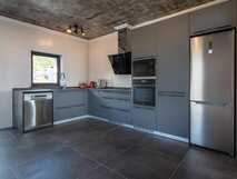 Villas do Mar auf Flores – Moderne, voll ausgestattete Küche.