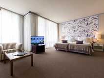 Pestana Bahia Praia Hotel auf Sao Miguel, helle und elegante Zimmer mit komfortabler Ausstattung und großzügigem Wohnbereich für erholsame Urlaubsmomente.