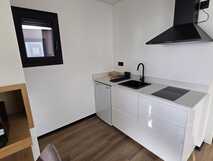 Moderne, voll ausgestattete Küchenzeile in stilvollem Ferienapartment – Komfort und Design für entspannte Urlaubstage mit picotours.
