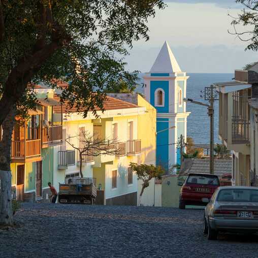 Kleine Gasse mit steilem Weg hinunter, Blick zum Meer, auf Sao Filipe
