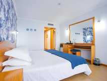 Hotel do Mar auf Sao Miguel, helles und gemütliches Zimmer mit modernem Dekor und Komfort für erholsame Nächte.