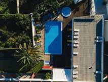 Antillia Hotel Apartments auf Sao Miguel, sonniger Poolbereich mit Liegestühlen und tropischem Ambiente – perfekt für entspannte Urlaubstage bei picotours.