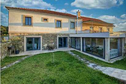 Charmantes Gästehaus mit Garten und moderner Fassade als Unterkunft beim Wandern in Nordportugal.