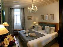 Tradicampo - Casa do Tanque auf Sao Miguel, gemütliches und stilvolles Schlafzimmer mit eleganter Beleuchtung und komfortabler Ausstattung für erholsame Nächte.