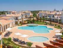 Luxuriöse Ferienanlage mit Pool und Liegen – perfekter Urlaubsgenuss mit picotours.