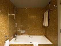 The Lince Nordeste Country & Nature Hotel auf Sao Miguel, stilvolles Badezimmer mit moderner Badewanne und warmem Ambiente für entspannenden Komfort.