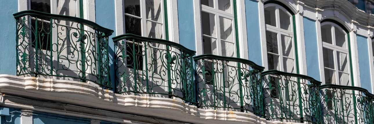 Haus mit schmiedeeisernen Balkonen in Angra do Heroismo