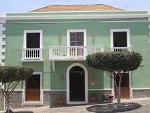 Casa Colonial König auf Fogo, charmantes koloniales Gebäude in frischen Farben mit einladender Atmosphäre, ideal für authentisches Inselerlebnis.