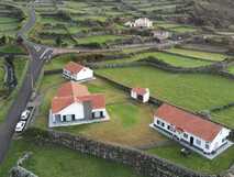 Casa da Cascata auf Flores – Charmante Landhäuser umgeben von grünen Weiden in idyllischer, ruhiger Lage.