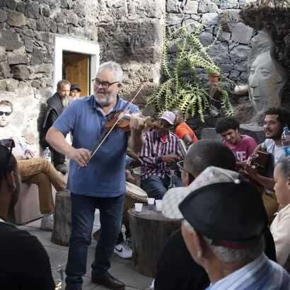 Mann musiziert auf der Bühne