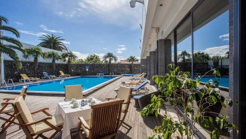 Hotel-antillia-hotel-apartments-pool-terrasse