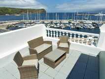 International Azores Boutique Hotel auf Faial – gemütliche Terrasse mit maritimem Hafenblick, ideal zum Entspannen und Genießen der Azoren-Atmosphäre.