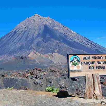 Vulkan Pico do Fogo auf der Kapverden-Insel Fogo vor wolkenlosem Himmel – Sinnbild für das trockene, heiße Hochlandklima.